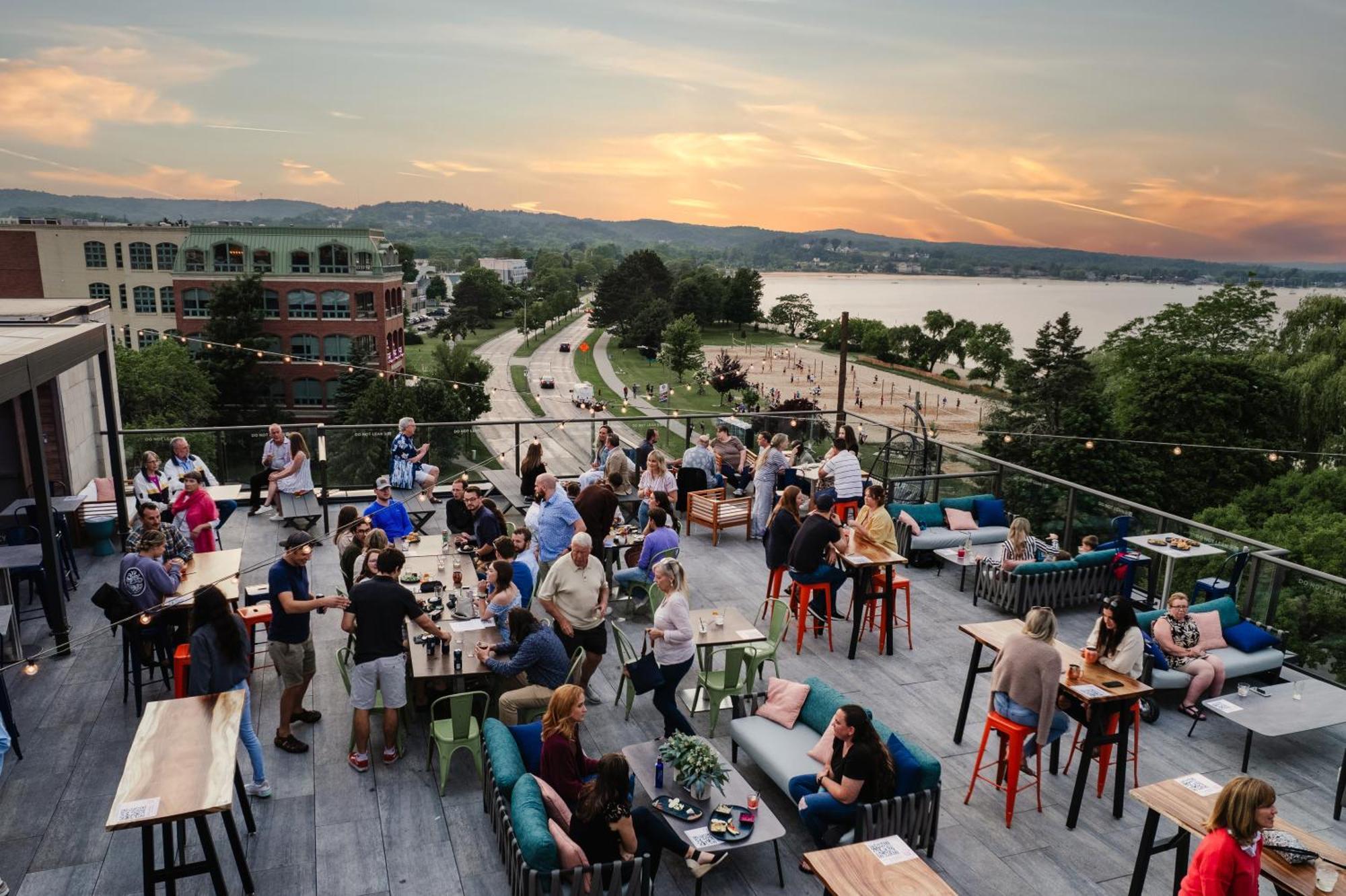 Hotel Indigo Traverse City By Ihg Kültér fotó